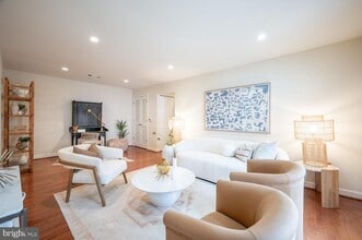 Building Photo - 4113 S Four Mile Run Dr