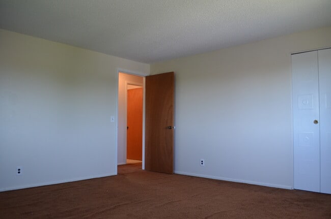 Building Photo - 296 Surrey Hill Way