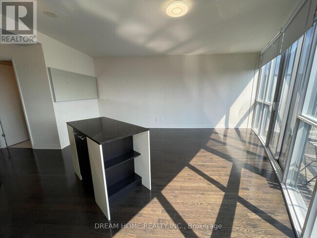 Building Photo - 25 Carlton St.