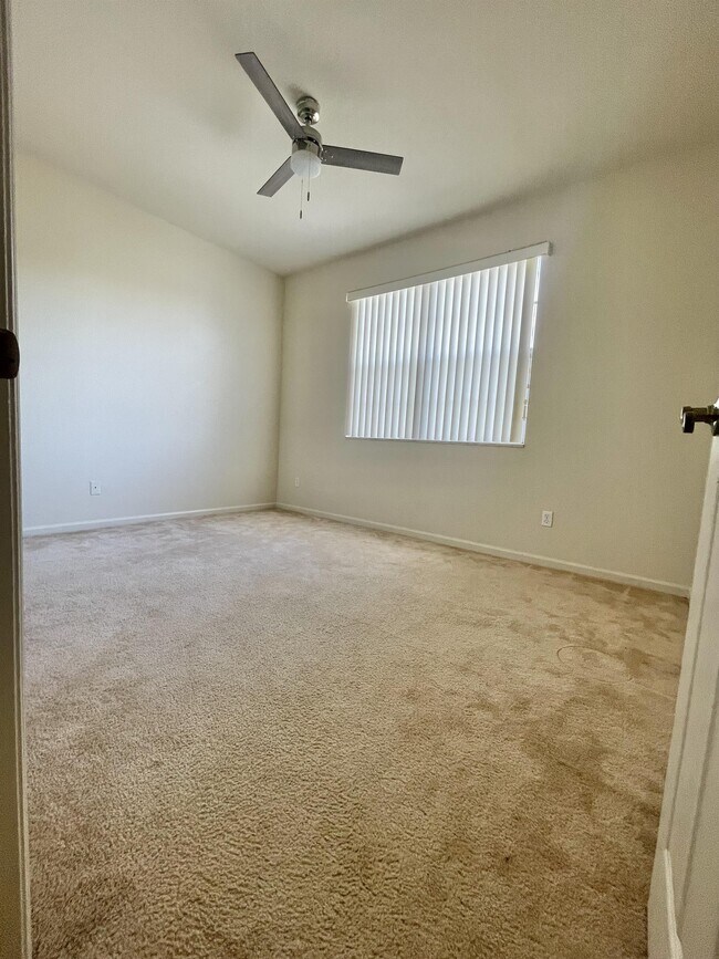 Building Photo - 2370 Hinsdale Dr