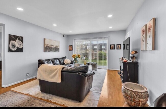 Foto del edificio - 9405 Bay Colony Dr