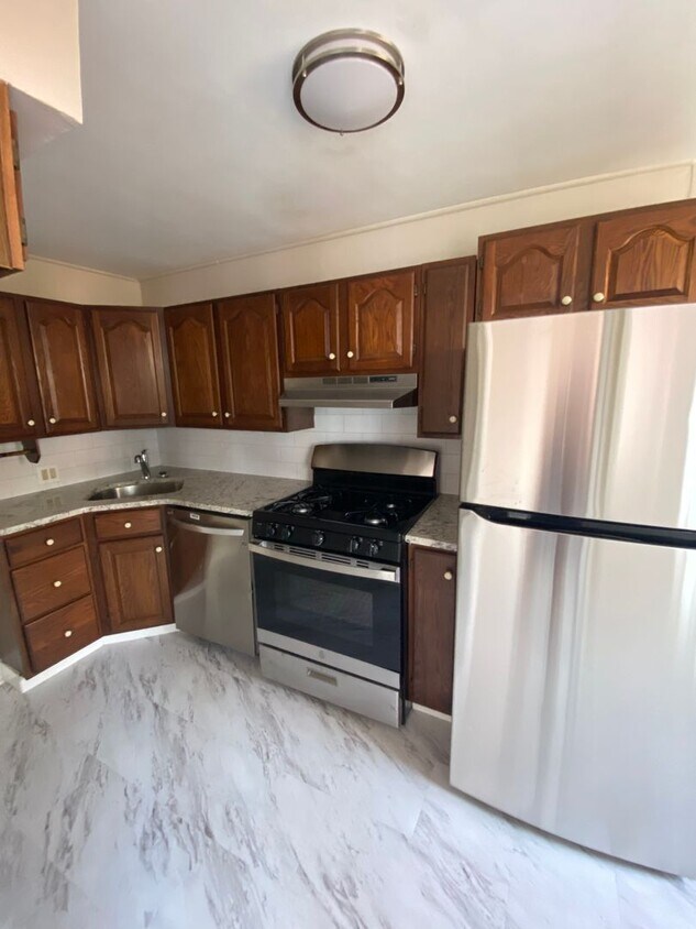 Completely New Row House with Deck Available Now - Completely New Row House with Deck Available Now