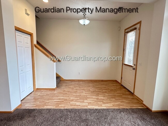 Foto del edificio - St Louis Park Town Home, Updated Kitchen, 2 Car Heated Garage, Walk Out Patio, Fireplace, W/D.