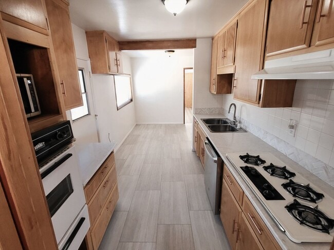 Building Photo - Beautiful Remodeled 3bd 2ba House in Wiseburn district