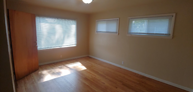 Building Photo - 7116 W Silver Spring Dr