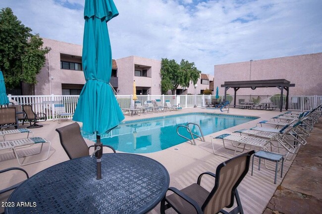 Building Photo - 2 BEDROOM 2 BATH CONDO WITH A COMMUNITY POOL
