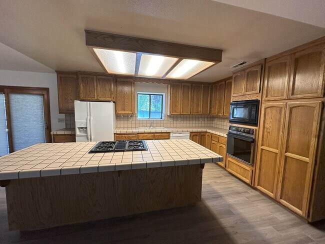 Building Photo - 2 Bedroom 2 Bathroom home