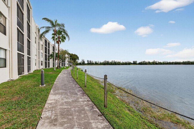 Building Photo - 117 Lake Emerald Dr