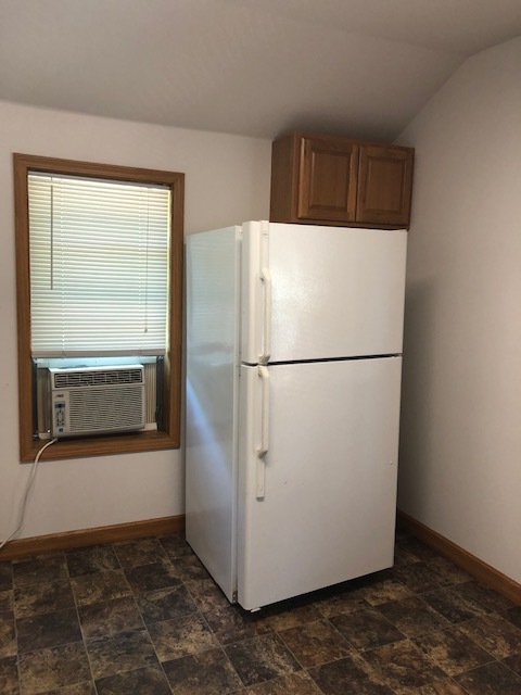 kitchen - 222 W Broadway Ave