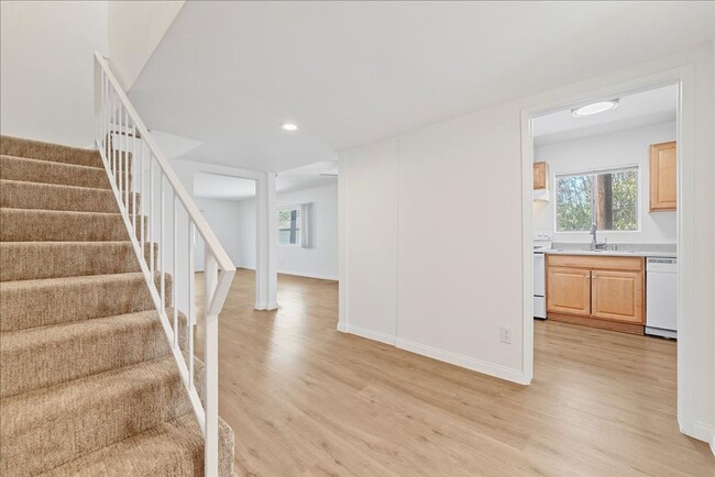 Foto del edificio - 5709 Hazeltine Ave