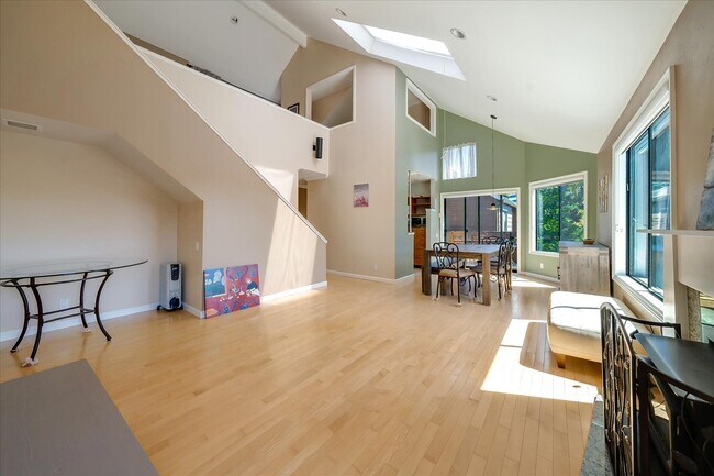 Building Photo - 953 Shoreline Dr