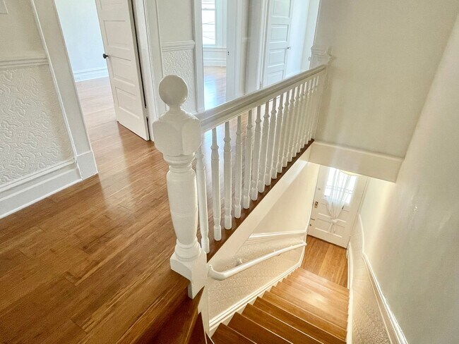 Building Photo - HUGE Edwardian 3BR /1 BA Flat, Parking, La...