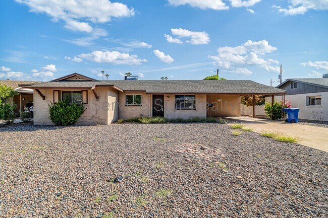 Building Photo - 912 W 14th St