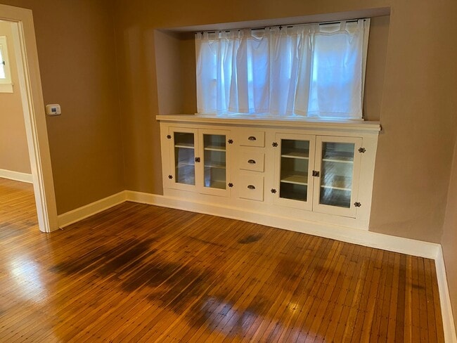Building Photo - Charming Bungalow in South Broadripple