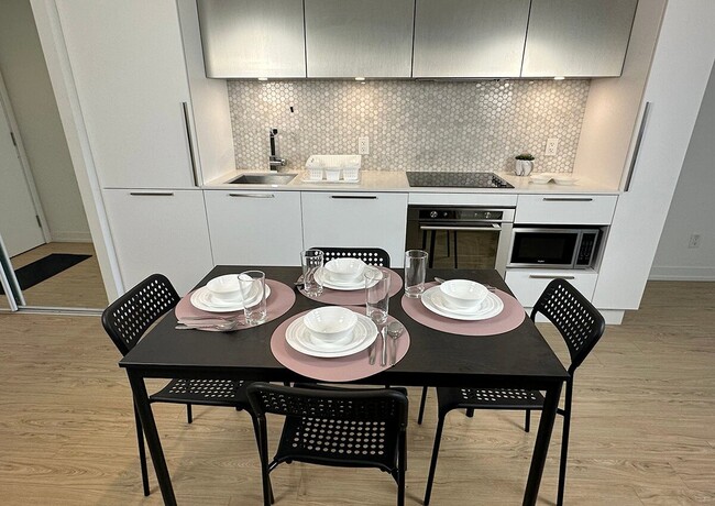 Building Photo - Deluxe Room - Wood St & Church St