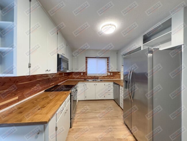 Building Photo - Updated Downtown Ranch with Mother-in-Law Suite