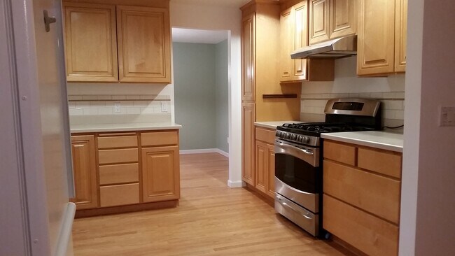 Building Photo - Cozy 4 beds with huge bonus room in Bellevue with private access to Phantom Lake