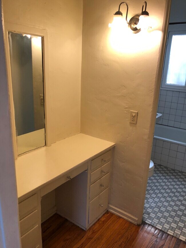 Vanity - 807 Kodak Dr