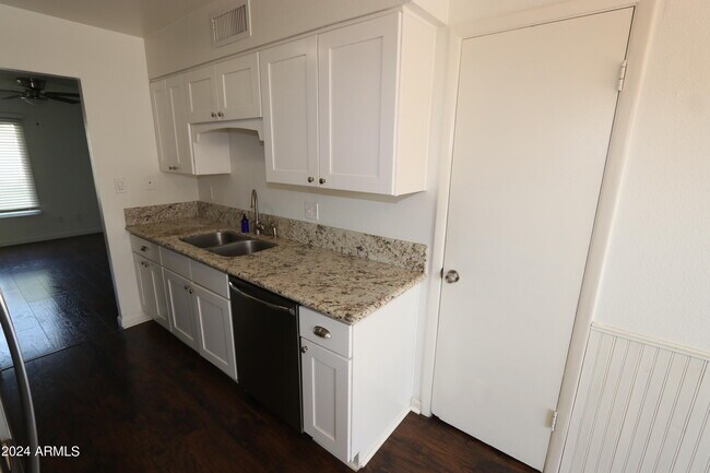 Building Photo - 6624 S Palm Dr