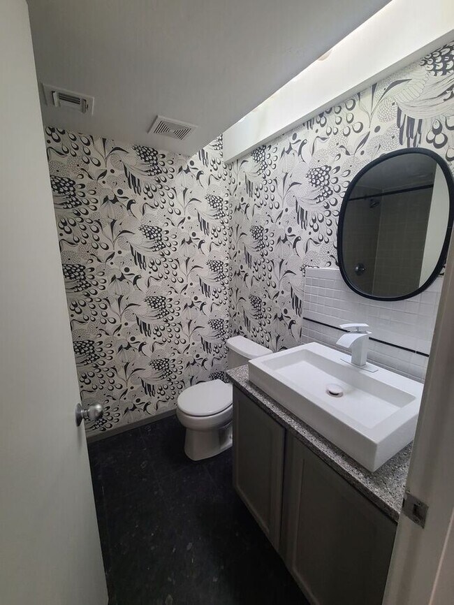 Building Photo - 3118 E Macenroe Ln