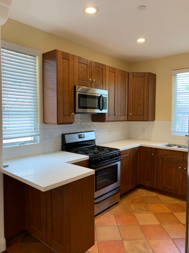Gourmet kitchen with plenty of storage space - 1348 N Stanley Ave