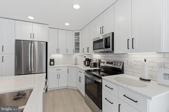 Building Photo - 7872 Bastille Pl