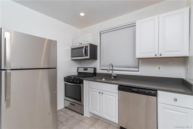 Building Photo - 140 E Hartsdale Ave