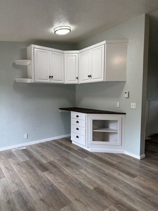 Foto del edificio - FREE RENT AND $1,000 SECURITY DEPOSIT - Single Level Updated Home w/ Spacious Yard and Loads of S...