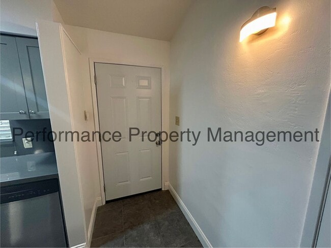Building Photo - Charming 2 Bed/2 Bath NE Bakersfield Home ...