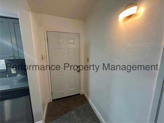 Foto del edificio - Charming 2 Bed/2 Bath NE Bakersfield Home ...