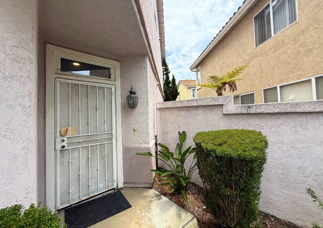 Foto del edificio - Updated Home with Modern Kitchen, Fireplace & Private Backyard