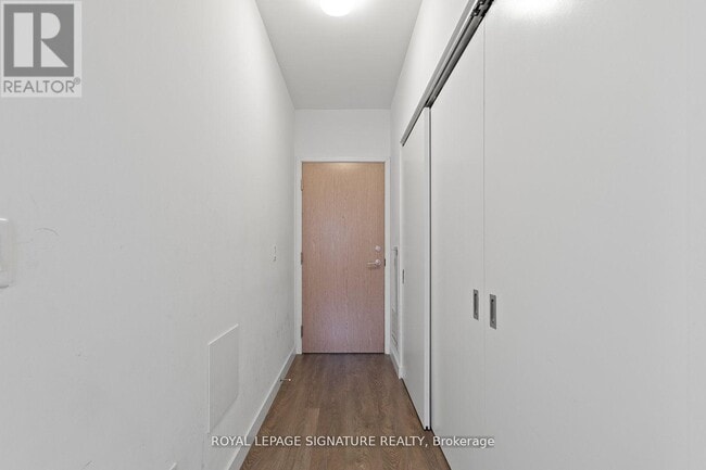 Photo du bâtiment - 215 Queen St W