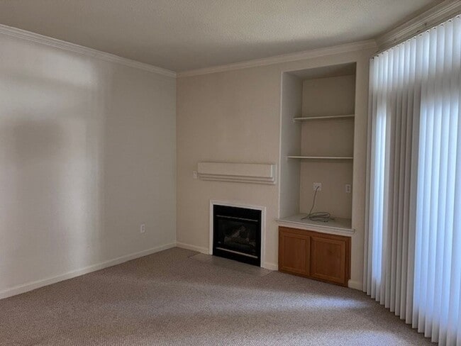 Foto del edificio - Gated condo with 1 car garage and community pool.
