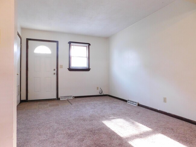 Building Photo - 702 W 12th St