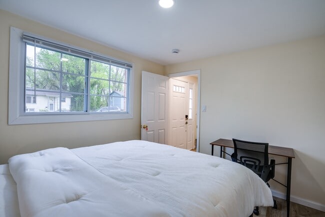 Photo - 14220 Fallbrook Ln (Woodbridge, VA) Apartment