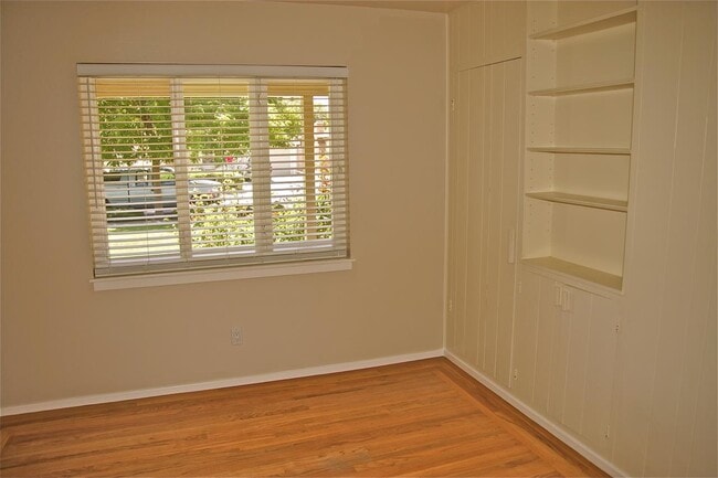 Building Photo - 2323 Peachtree Ln