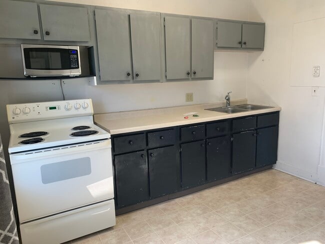 Building Photo - 211 Pershing Avenue North, Unit 2 (Upper L...