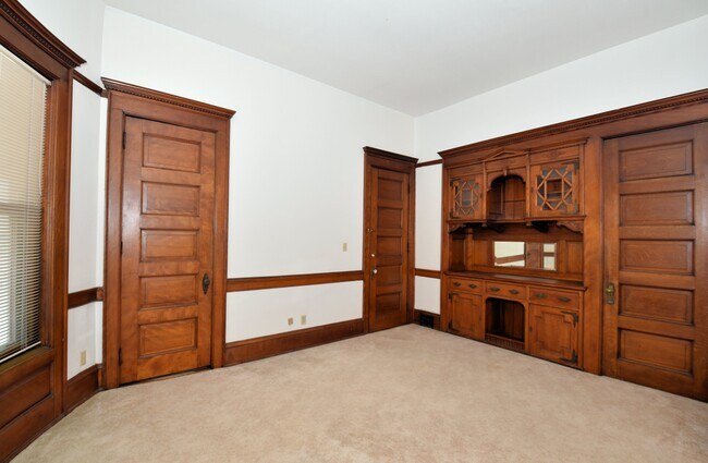 ¡Habitación enorme, techos altos! - 1751 N Cambridge Ave