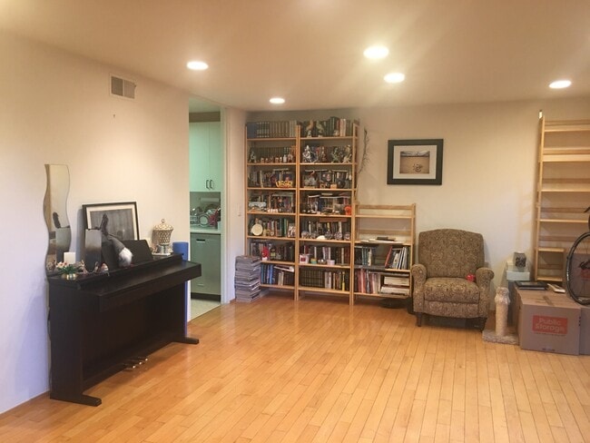 Building Photo - 3br/1.5ba Meadows of Terra Linda Townhouse ~Surrey Lane