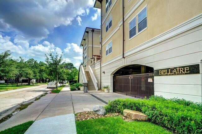 Foto del edificio - 7134 Mapleridge St
