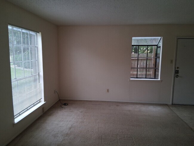 Foto del edificio - 4502 Hunt Cir