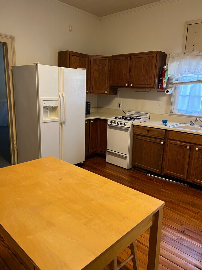 Full Size Kitchen - 822 Burch Ave