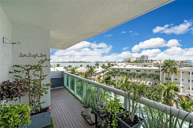 Foto del edificio - 7910 Harbor Island Dr