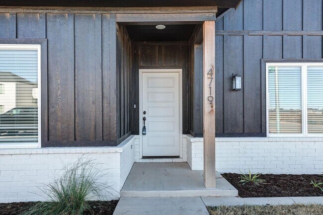 Building Photo - Available Now! Signature Homes by Clearvie...
