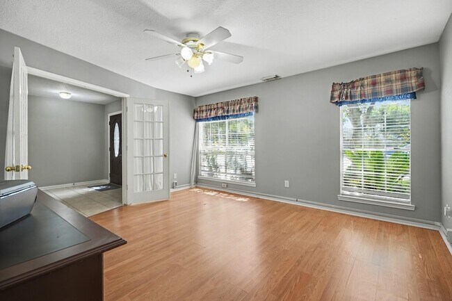Building Photo - 526 Oak Briar Dr