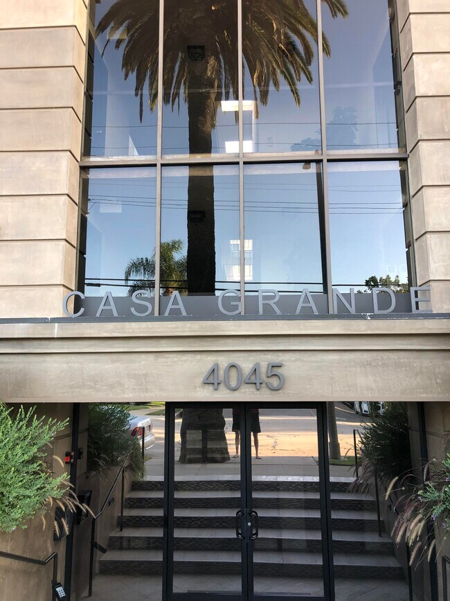 Foto del edificio - 4045 E 3rd St