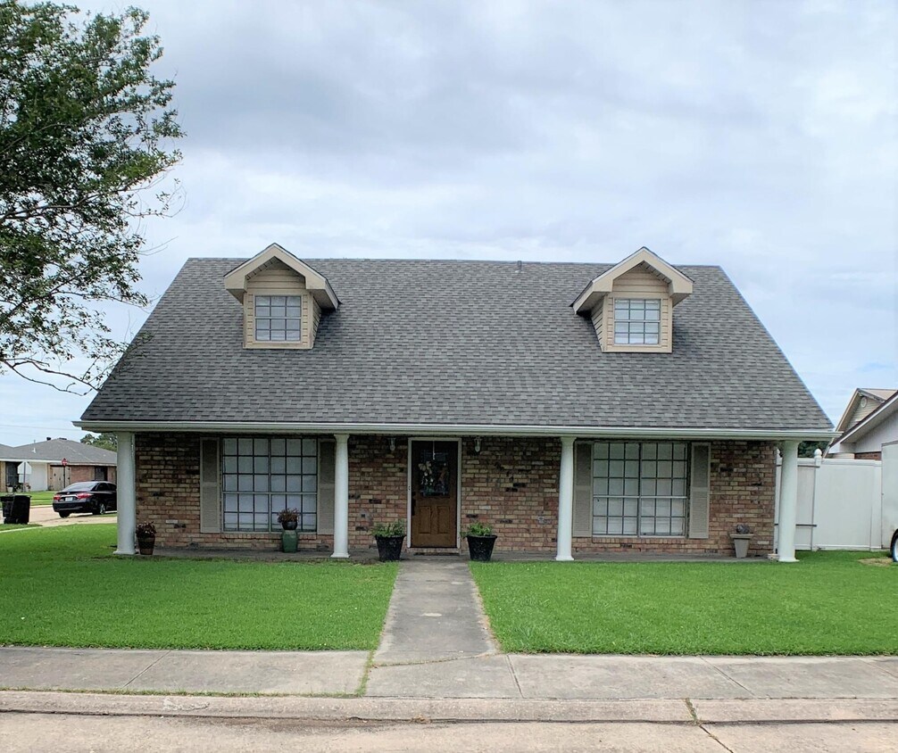 Primary Photo - 2216 Acadian Dr