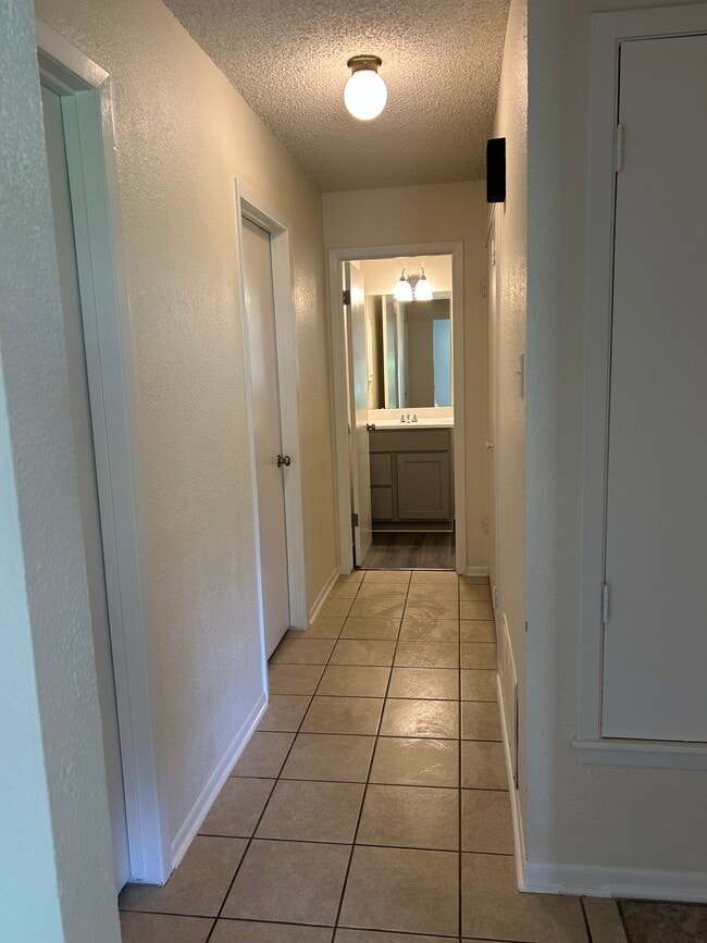 Building Photo - 309 Briarwood Dr