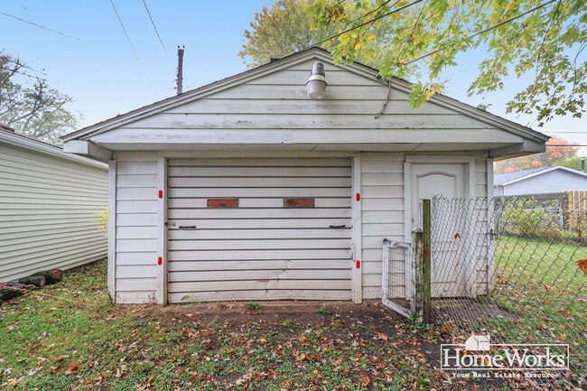 Building Photo - 203 N Albert Ave