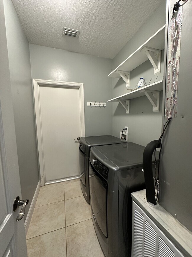 Foto del edificio - Spacious 4-Bedroom Home in Melbourne, FL w...